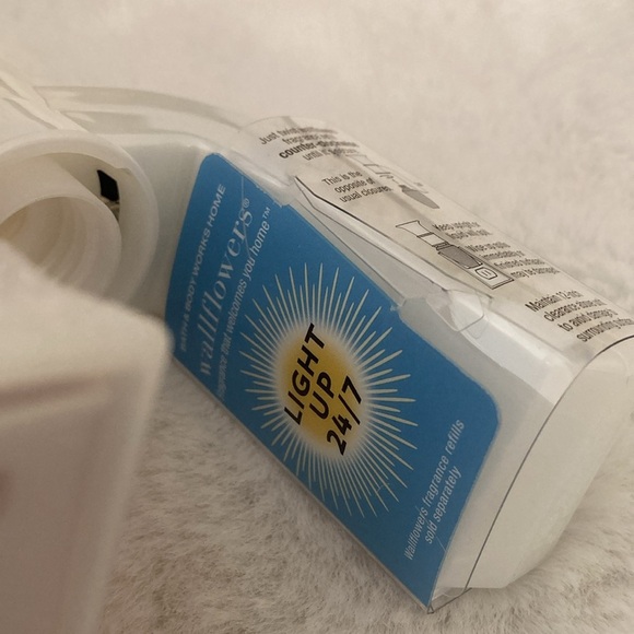 Bath and Body Works Christmas 2023 Santa Mail Light Up Wallflower Plug - Picture 4 of 7